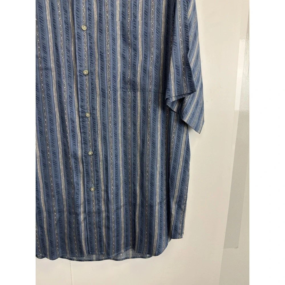 Lot of 2 Roundtree & Yorke Shirts Mens Large Printed Design Button Up Blue Rayon
